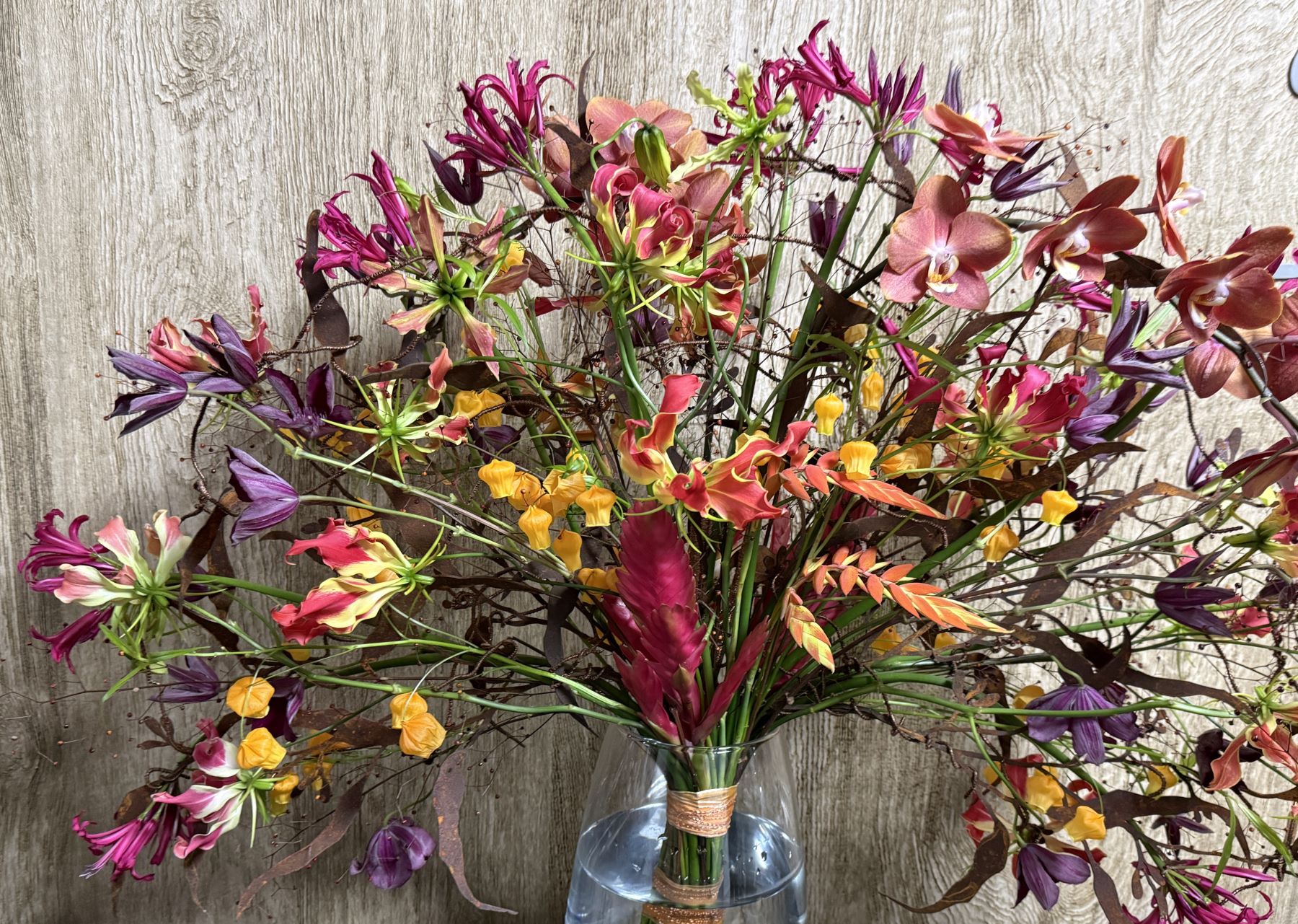 Clematis amsterdam in Hanneke fan handtied bouquet - Westflor