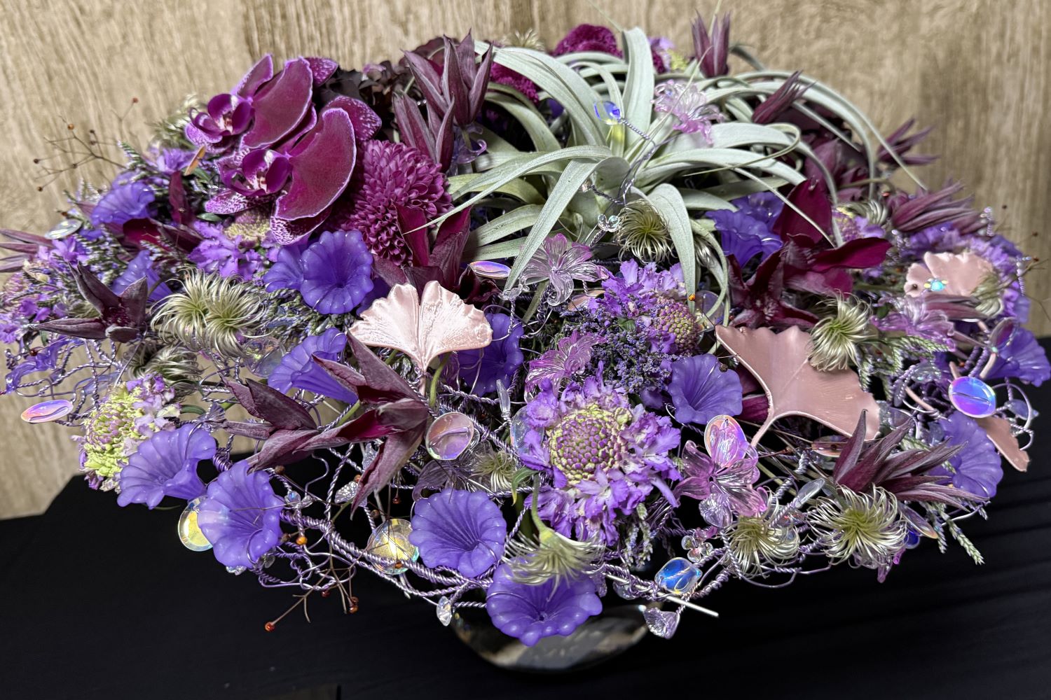 Mixed handtie by Hanneke with clematis amsterdam - Westflor